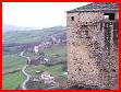 Breve scorcio della fortezza di Bardi con sullo sfondo la sinuosa via che porta al paese.
